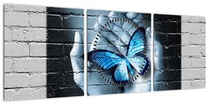 Obraz modrého motýľa na stene (s hodinami) (90x30 cm)