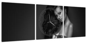 Obraz - Čiernobiely portrét zvodnej ženy (s hodinami) (90x30 cm)