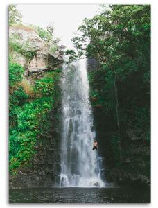 Obraz na plátne Muž skákajúci z vodopádu Rozmery: 40 x 60 cm
