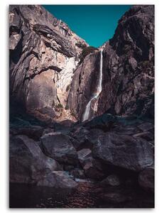 Obraz na plátne Vodopád medzi vysokými skalami Rozmery: 40 x 60 cm