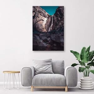 Obraz na plátne Vodopád medzi vysokými skalami Rozmery: 40 x 60 cm