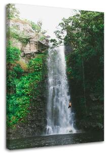 Obraz na plátne Muž skákajúci z vodopádu Rozmery: 40 x 60 cm