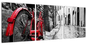 Obraz červeného kolesa na dláždenej ulici (s hodinami) (90x30 cm)