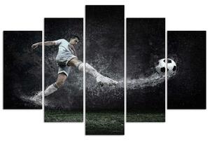 Obraz na plátne Futbalista na mokrom trávniku - 5 dielny Rozmery: 100 x 70 cm