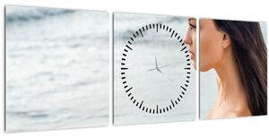 Obraz ženy na pláži (s hodinami) (90x30 cm)