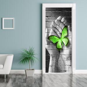 Fototapeta na dvere - Zelený motýľ v dlaniach (95x205cm)