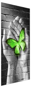 Fototapeta na dvere - Zelený motýľ v dlaniach (95x205cm)