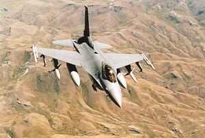 Umelecká fotografie General Dynamics F-16 Falcon in flight over desert, Stocktrek, (40 x 26.7 cm)