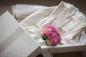 Umelecká fotografie Pink hydrangea on wedding dress in box, Tom Merton, (40 x 26.7 cm)