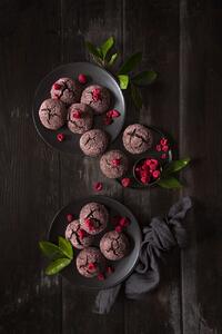Umelecká fotografie Raspberry chocolate crinkle cookies, Diana Popescu, (26.7 x 40 cm)