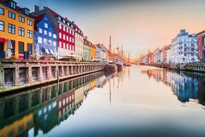 Umelecká fotografie Copenhagen, Denmark. Nyhavn, Kobenhavn's iconic canal,, emicristea, (40 x 26.7 cm)