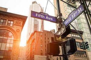 Umelecká fotografie Fifth Ave and West 33rd sign in New York City, ViewApart, (40 x 26.7 cm)