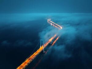 Umelecká fotografie A cross-sea bridge in the fog at night, shunli zhao, (40 x 30 cm)