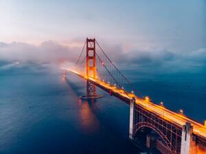 Umelecká fotografie Red Golden Gate Bridge under a foggy sky (Dusk), Ian.CuiYi, (40 x 30 cm)