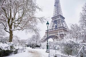 Umelecká fotografie Scenic view of Eiffel tower on snowy day, encrier, (40 x 26.7 cm)