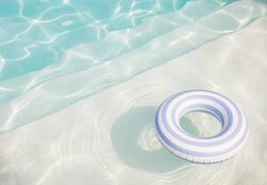 Umelecká fotografie Inflatable ring in a swimming pool, mrs, (40 x 26.7 cm)