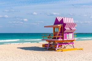 Umelecká fotografie Pink lifeguard hut at South Beach, Miami, USA, Alexander Spatari, (40 x 26.7 cm)