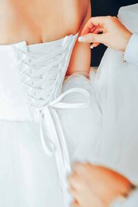 Umelecká fotografie Assistant Tie a Dress to the Bride, Valery Kudryavtsev, (26.7 x 40 cm)