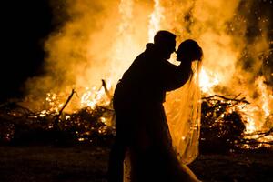 Umelecká fotografie Bride and Groom silhouette with Fire behind them, Ellen LeRoy Photography, (40 x 26.7 cm)
