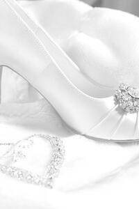 Umelecká fotografie High-heeled shoes and women's jewelry, diamond, Borisenkov Andrei, (26.7 x 40 cm)