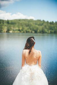 Umelecká fotografie Sexy back of beautiful bride by the lake, Pekic, (26.7 x 40 cm)