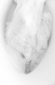 Umelecká fotografie Melting female body in white dress in the bath, Victor Dyomin, (26.7 x 40 cm)