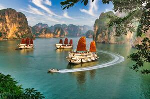 Umelecká fotografie Magnificent beauty of Ha Long Bay, Copyright by 8Creative.vn, (40 x 26.7 cm)