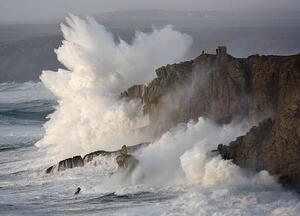 Umelecká fotografie Massive waves breaking on headland, Cornwall,, David Clapp, (40 x 30 cm)