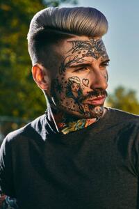 Fotografia Portrait of tattooed young man outdoors, Westend61, (26.7 x 40 cm)
