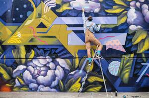 Umelecká fotografie Street Artist On A Ladder Drawing On Wall, ArtistGNDphotography, (40 x 26.7 cm)