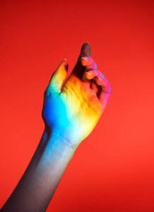 Umelecká fotografie hand with rainbow colours, Tara Moore, (30 x 40 cm)