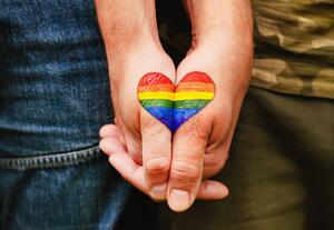 Fotografia Rainbow heart drawing on hands, LGBTQ, With love of photography, (40 x 26.7 cm)