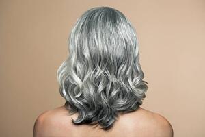 Umelecká fotografie Nude mature woman with grey hair, back view., Andreas Kuehn, (40 x 26.7 cm)