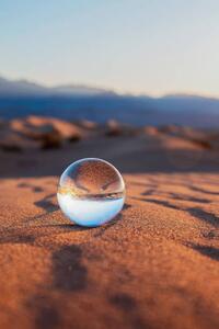 Umelecká fotografie Glass Sphere on Desert Sand, Lena Wagner, (26.7 x 40 cm)