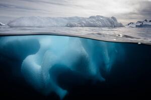 Umelecká fotografie Iceberg in Antarctica, Brett Monroe Garner, (40 x 26.7 cm)