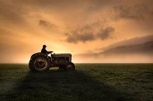 Umelecká fotografie Farmer riding tractor, Bill Hinton Photography, (40 x 26.7 cm)