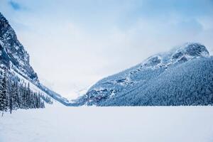 Umelecká fotografie Snowy mountains in remote landscape, Lake, Jacobs Stock Photography Ltd, (40 x 26.7 cm)
