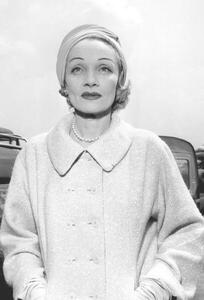 Fotografia Marlene Dietrich at Paris Airport Before Going To Montecarlo For Film The Monte Carlo Story 1956