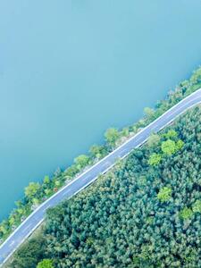 Umelecká fotografie Highway beside the lake, Tingting Wu, (30 x 40 cm)