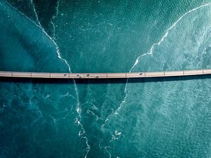 Umelecká fotografie Driving on a bridge over deep blue water, HRAUN, (40 x 30 cm)