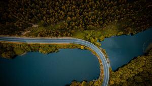 Fotografia WINDING MOUNTAIN ROAD WITH LAKE FROM, Gonsajo