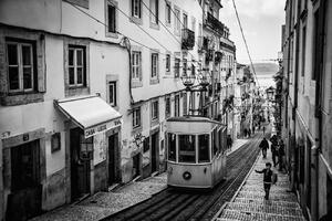 Umelecká fotografie Tram in Lisbon, Adolfo Urrutia, (40 x 26.7 cm)