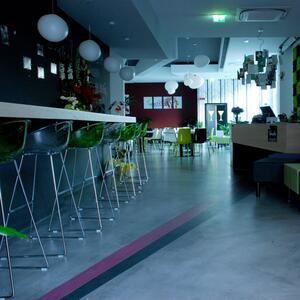 PEDRALI - Nízka barová stolička GLISS 902 DS s chrómovým podstavcom - transparentná zelená