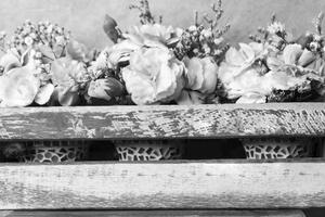 Obraz čiernobiele kvety v bedničke bez srdiečka