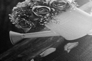 Obraz ruže v krhličke v čiernobielom prevedení