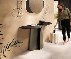 DELIFE Konzolový stolík Edge polygonálny 140×50 cm keramika Laminam® Noir Desir hnedá Livos kov titánová farba