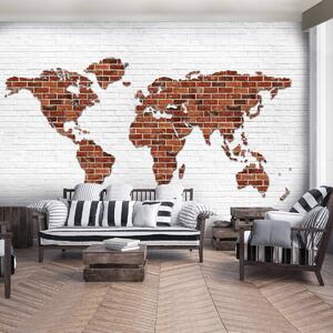 Fototapeta - Mapa sveta na tehlovej stene (152,5x104 cm)