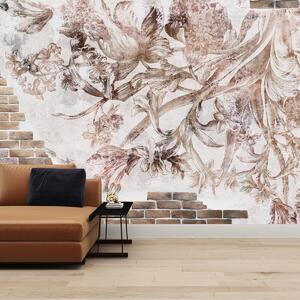 Fototapeta - Kvetinová freska na tehlovej stene (147x102 cm)