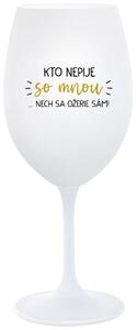 Biely pohár na víno 350 ml - KTO NEPIJE SO MNOU...NECH SA OŽERIE SÁM!