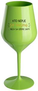 Zelený nerozbitný pohár na víno 470 ml - KTO NEPIJE SO MNOU...NECH SA OŽERIE SÁM!